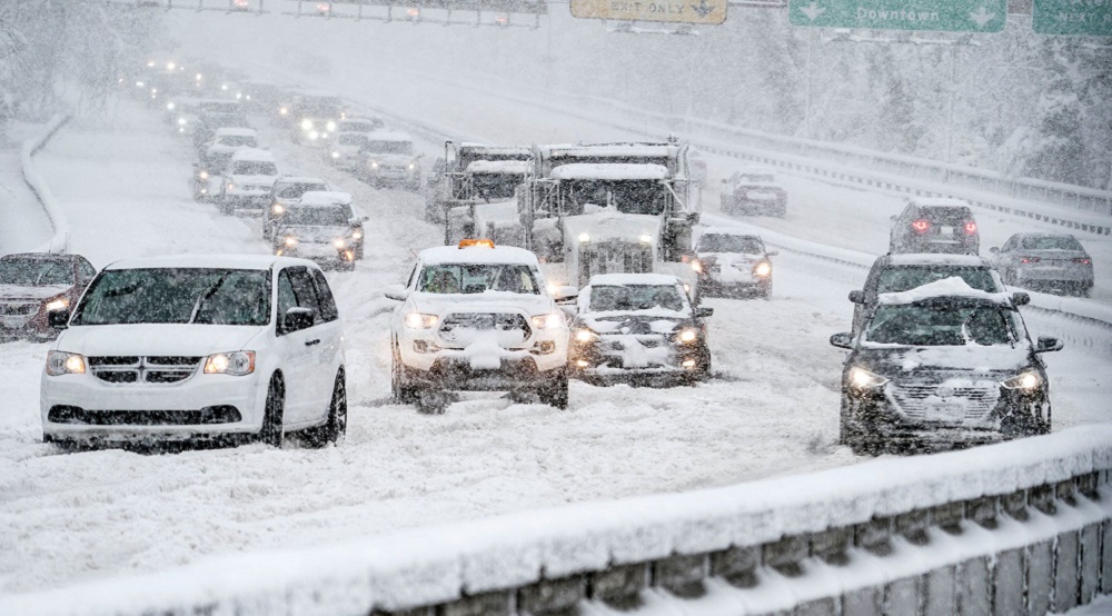 Stuhia e debores perfshin Shtetet e Bashkuara, mbyllen disa autostrada